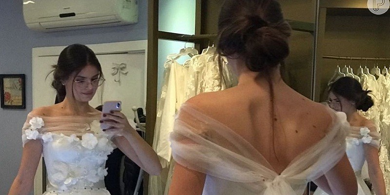 Imagem Ilustrando a Notícia: Camila Queiroz usa vestido romântico com flores em casamento
