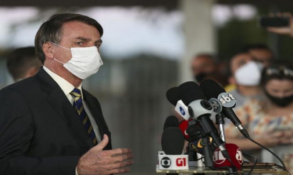 Imagem Ilustrando a Notícia: Bolsonaro diz ter tomado 3ª dose de hidroxicloroquina: ‘Está dando certo’