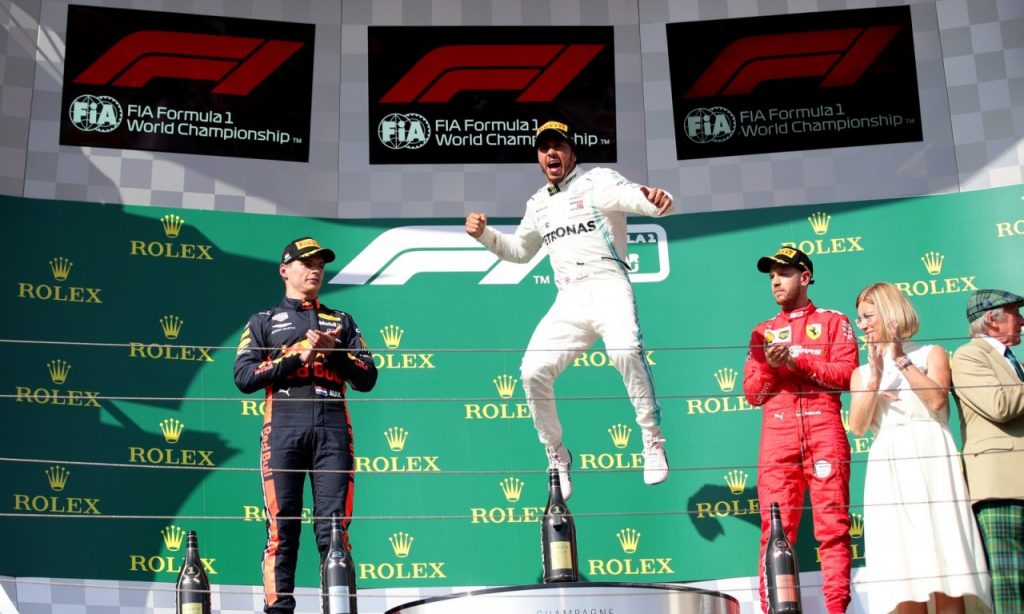 Imagem Ilustrando a Notícia: Antes da parada, Lewis Hamilton mostra o seu repertório