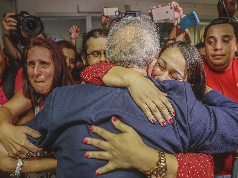 Imagem Ilustrando a Notícia: Lula não se entrega e PF recua