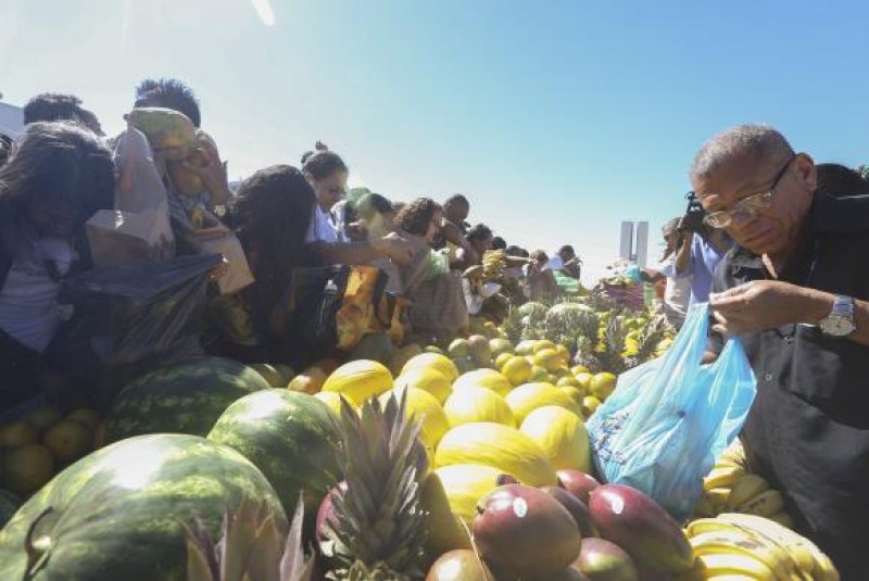 Imagem Ilustrando a Notícia: Preços das frutas caem nos principais mercados atacadistas do país
