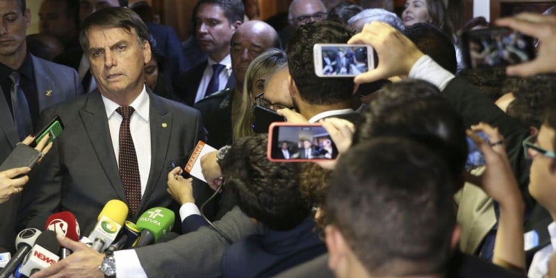 Imagem Ilustrando a Notícia: Bolsonaro se reúne hoje com Maia, embaixadores e governadores