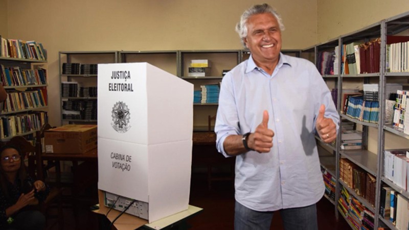 Imagem Ilustrando a Notícia: Ao votar, Caiado defende que governador tenha firmeza e humildade