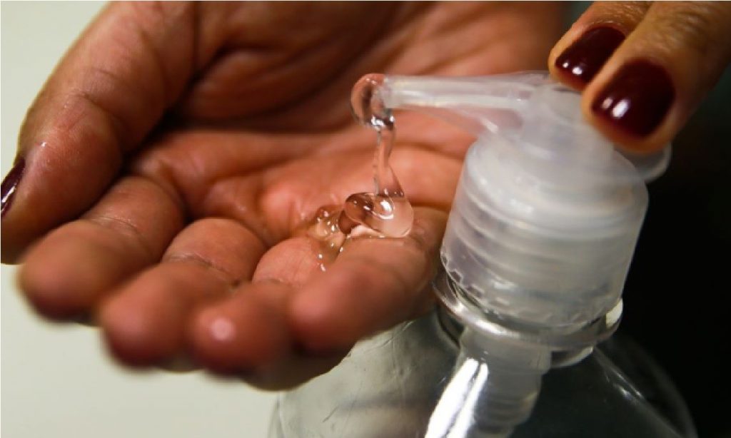 Imagem Ilustrando a Notícia: Preço do álcool em gel sobe 161% com surto do novo coronavírus no Brasil