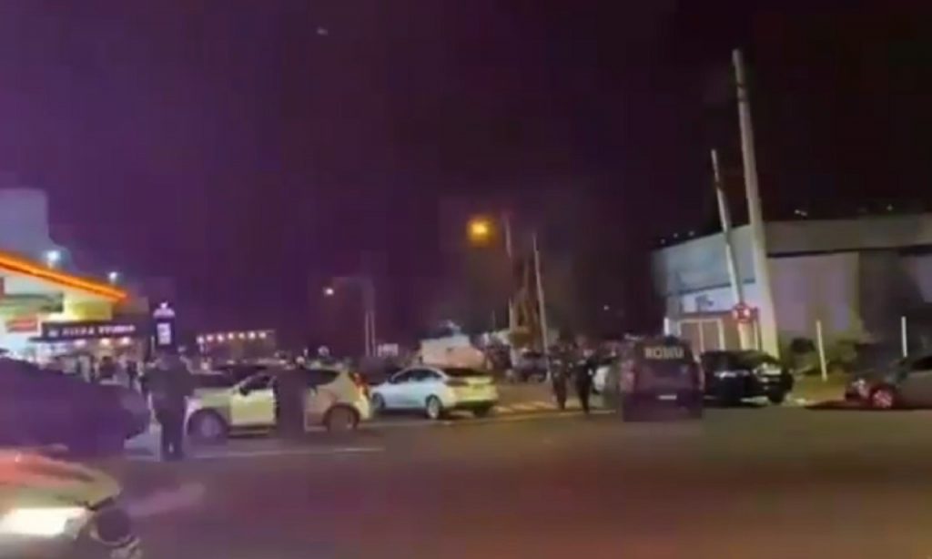 Imagem Ilustrando a Notícia: Polícia encerra ‘festa’ em posto de combustíveis com centenas de pessoas, em Goiânia