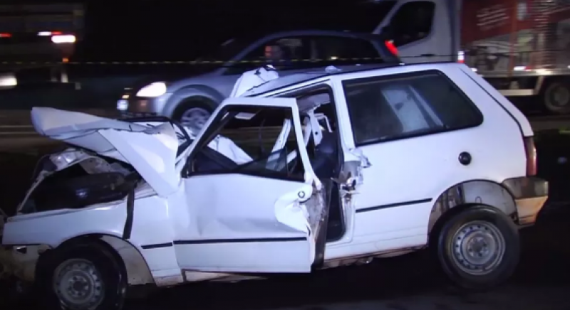 Imagem Ilustrando a Notícia: Motorista morre após perder controle de veículo e colidir em caminhão