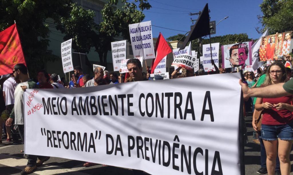 Imagem Ilustrando a Notícia: Trabalhadores vão às ruas protestar contra a reforma da Previdência