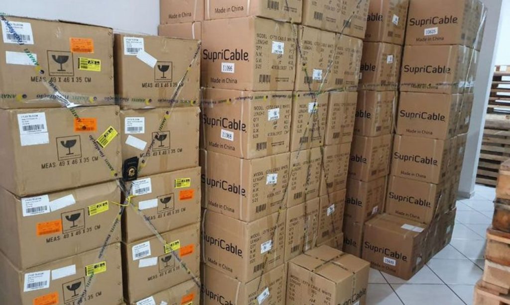 Imagem Ilustrando a Notícia: Anatel apreende 23 mil produtos piratas em Goiás e mais 10 estados