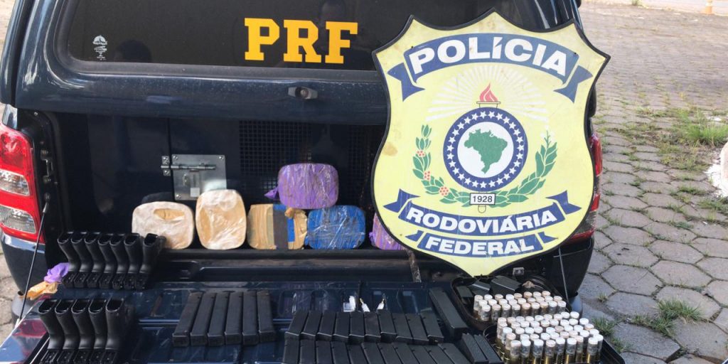 Imagem Ilustrando a Notícia: PRF descobre armamento, drogas e munições escondidos em caminhonete