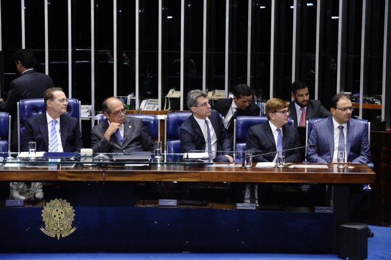 Imagem Ilustrando a Notícia: Senadores apresentam questões de ordem sobre impeachment de Dilma