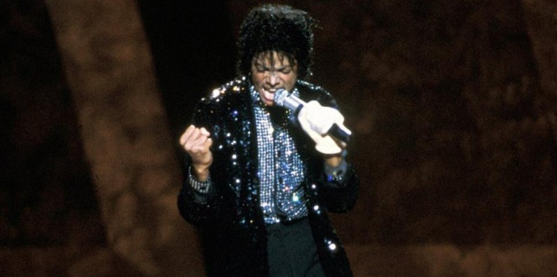 Imagem Ilustrando a Notícia: Par de sapatos de Michael Jackson serão leiloados em maio