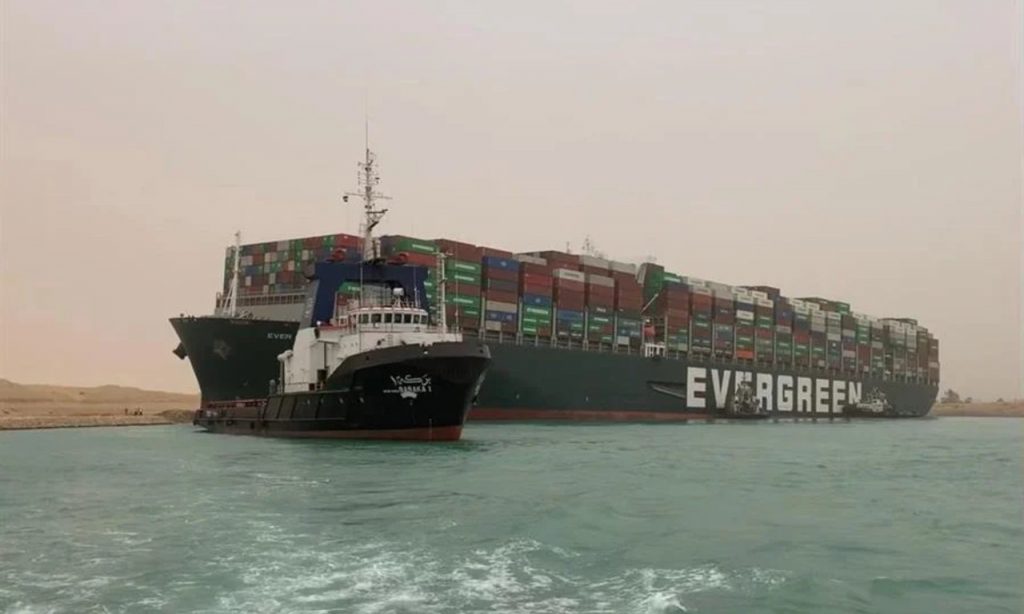 Imagem Ilustrando a Notícia: Navio de 400 metros encalha e causa congestionamento no Egito