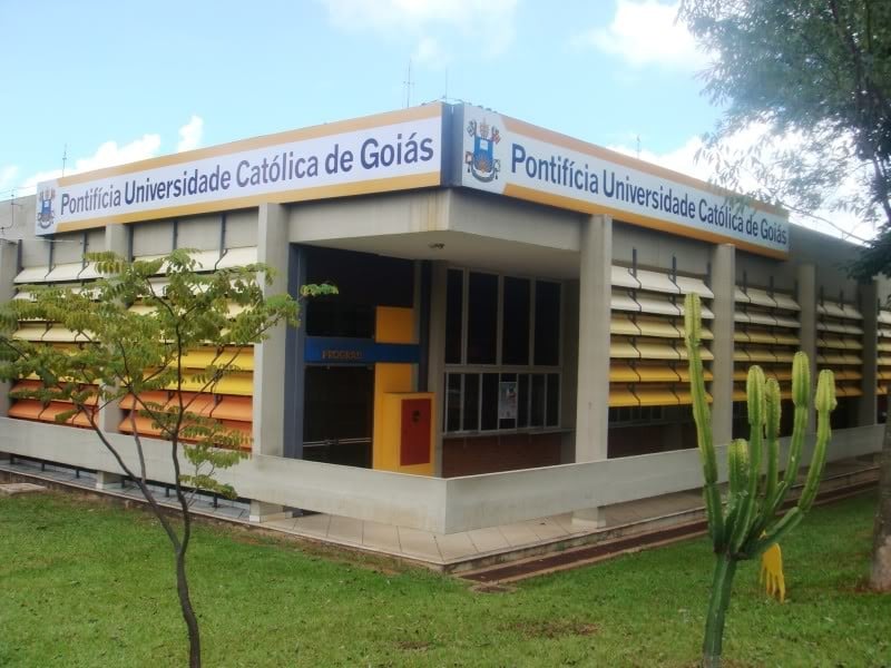 Imagem Ilustrando a Notícia: PUC Goiás suspende vestibular para Medicina devido a suspeita de fraude