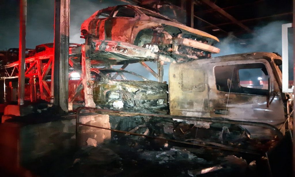 Imagem Ilustrando a Notícia: Caminhão cegonha pega fogo após bater em cabine de pedágio, em Goiás