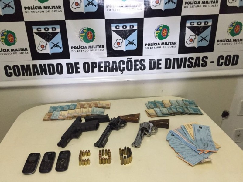 Imagem Ilustrando a Notícia: Dupla é flagrada com duas armas, carros roubados e R$ 31 mil em espécie