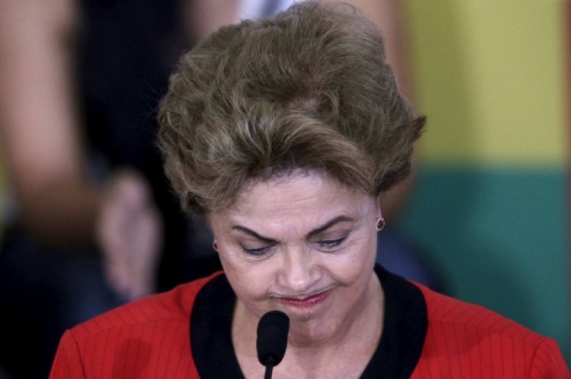 Imagem Ilustrando a Notícia: Após PMDB abandonar base, Dilma cancela viagem para que Temer não a substitua