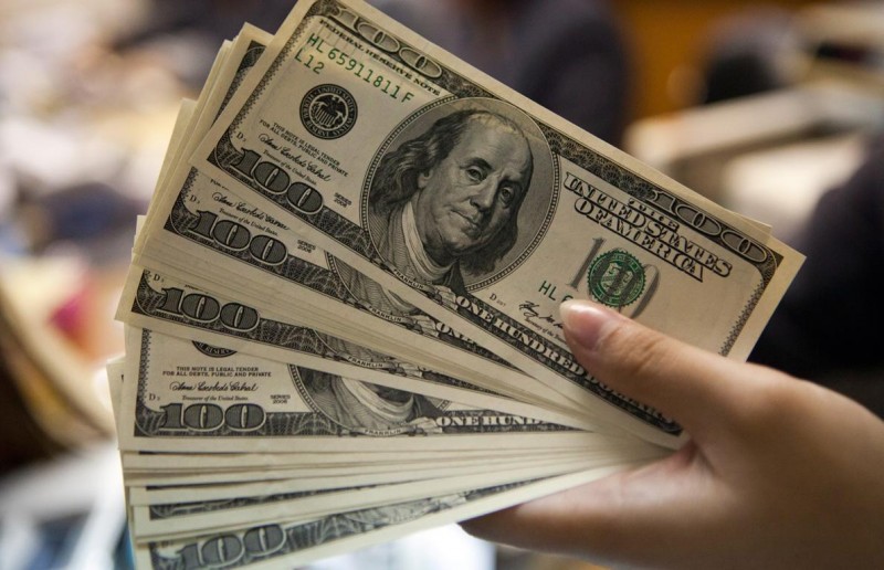 Imagem Ilustrando a Notícia: Bolsa cai e dólar fecha no maior valor em sete dias