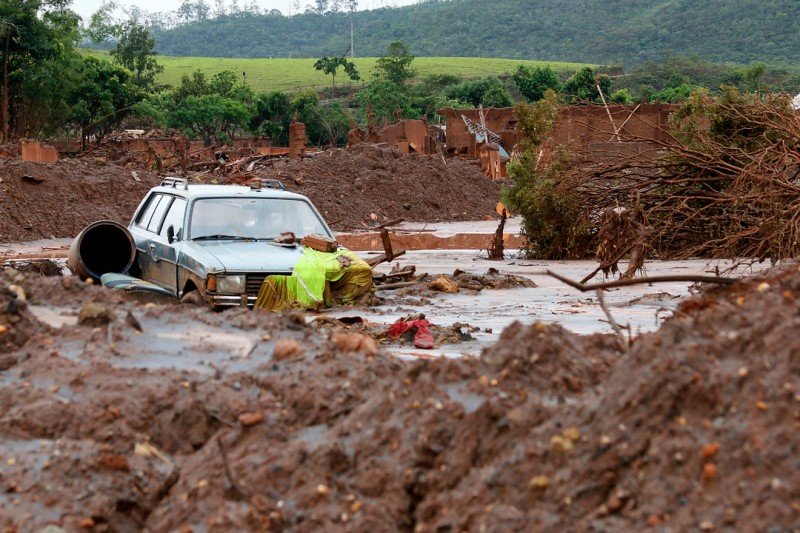 Imagem Ilustrando a Notícia: Bombeiros encontram mais um corpo na área de desastre em Mariana