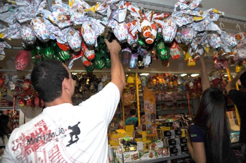 Imagem Ilustrando a Notícia: Preço dos Ovos de Páscoa aumenta 15% e vendas caem na Capital