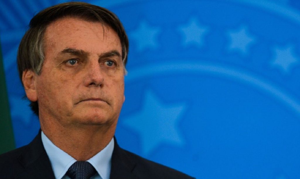 Imagem Ilustrando a Notícia: Depois de anunciar sanção, Bolsonaro diz que ainda espera MP para oficializar auxílio de R$ 600