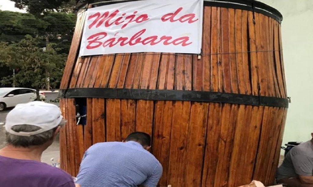 Imagem Ilustrando a Notícia: Com barril gigante de chopp, pai comemora nascimento da filha, em Goiânia