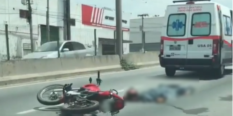 Imagem Ilustrando a Notícia: Motociclista morre atropelado por caminhão após acidente