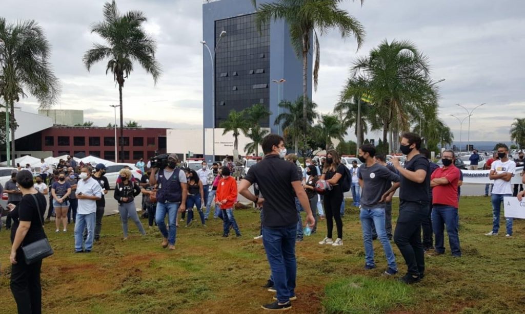 Imagem Ilustrando a Notícia: Representantes e trabalhadores de bares e restaurantes manifestam em frente à Prefeitura de Goiânia