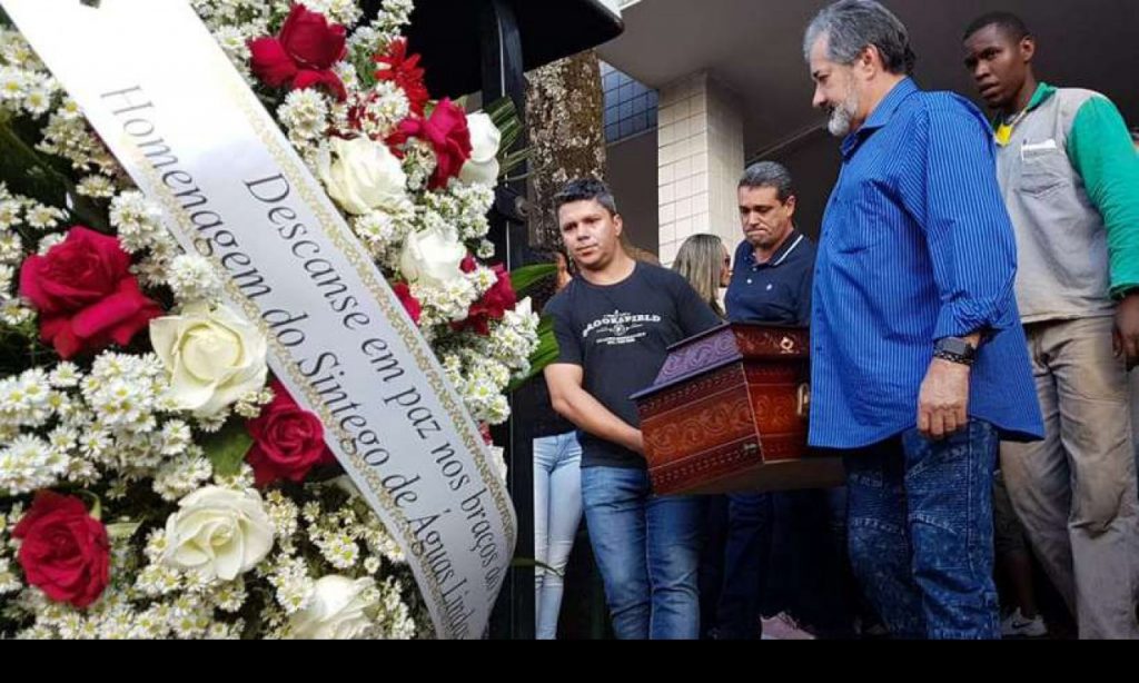 Imagem Ilustrando a Notícia: Cerca de 500 pessoas participaram do velório do professor morto dentro escola em Águas Lindas