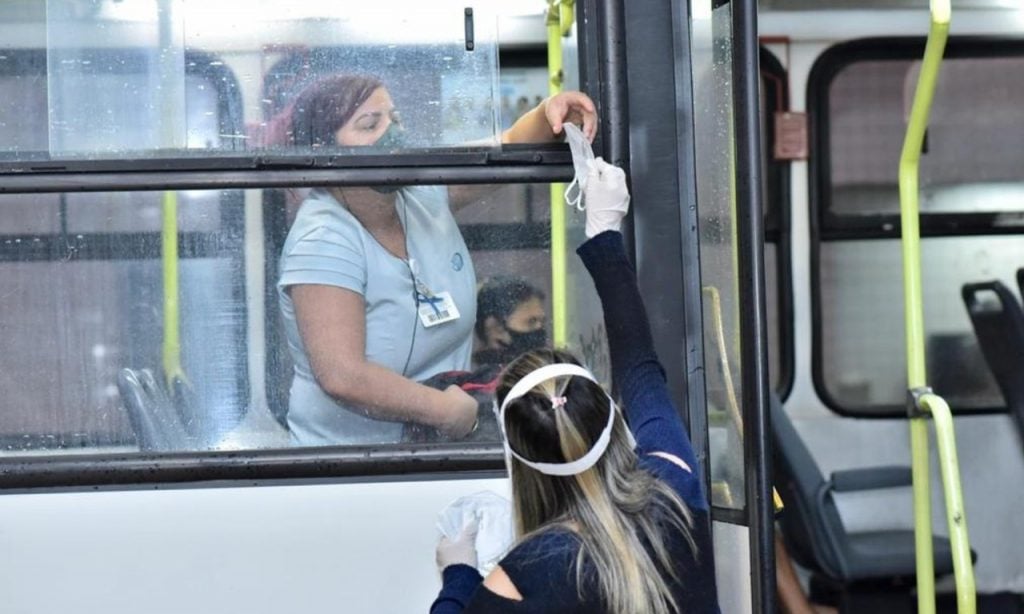 Imagem Ilustrando a Notícia: Governo de Goiás distribui máscaras de proteção N-95 para passageiros do transporte coletivo