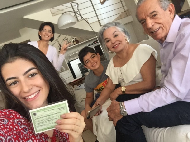 Imagem Ilustrando a Notícia: Iris Rezende acompanha neta que vota pela primeira vez