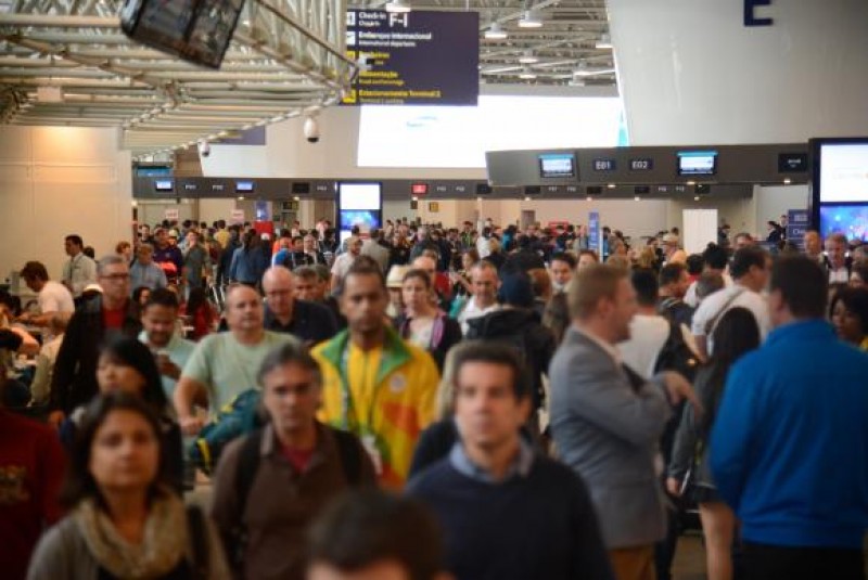 Imagem Ilustrando a Notícia: Passageiros lotam aeroportos na antevéspera de Natal