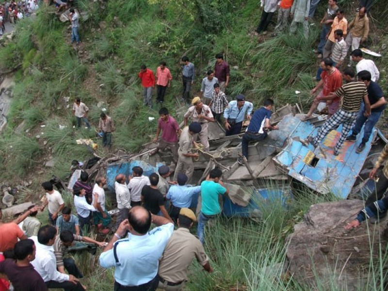 Imagem Ilustrando a Notícia: Ônibus despenca e deixa 41 mortos na Índia