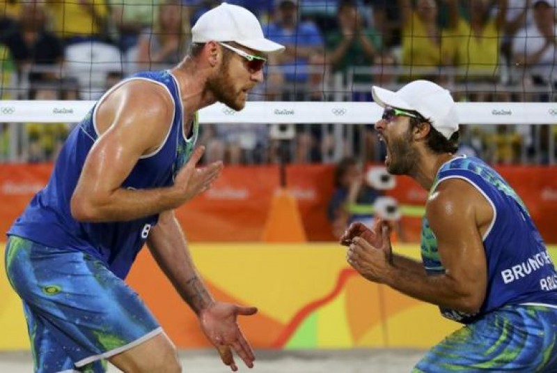 Imagem Ilustrando a Notícia: Alison e Bruno vencem holandeses e levam Brasil à decisão do vôlei de praia