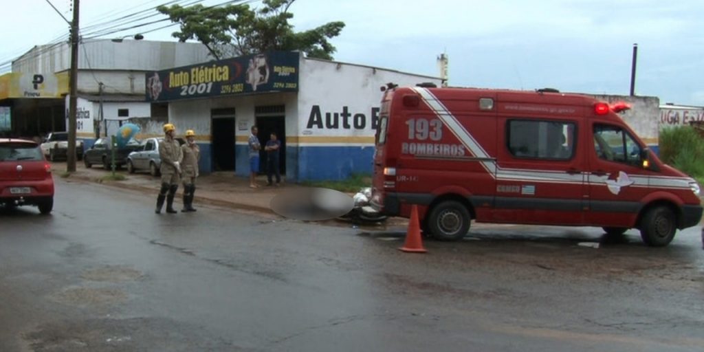 Imagem Ilustrando a Notícia: Mulher morre atropelada após batida de moto e caminhão, em Goiânia