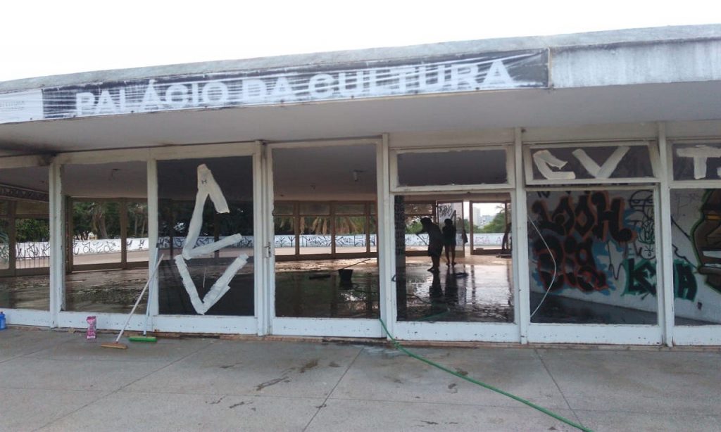 Imagem Ilustrando a Notícia: Artistas decidem ‘ocupar’ prédio abandonado na Praça Universitária, em Goiânia