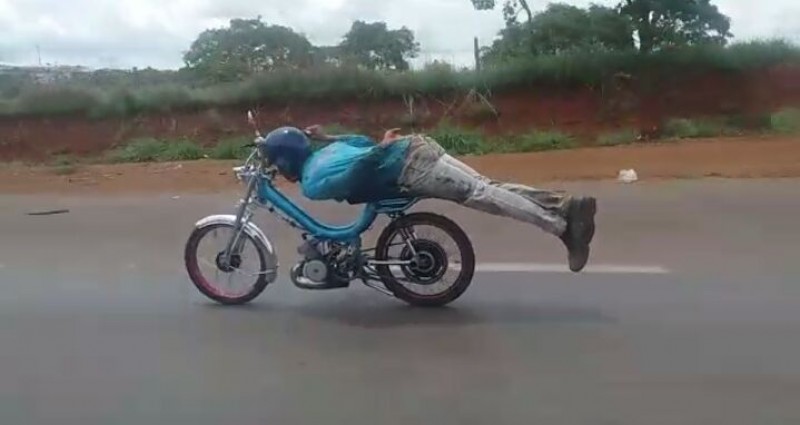 Imagem Ilustrando a Notícia: PRF flagra motociclista fazendo malabarismos em moto na BR-153