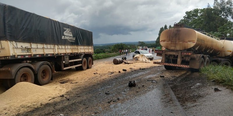Imagem Ilustrando a Notícia: Acidente entre dois caminhões deixa uma pessoa morta