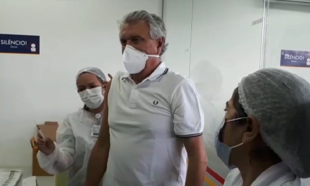 Imagem Ilustrando a Notícia: Caiado recebe 1ª dose da CoronaVac em Goiânia