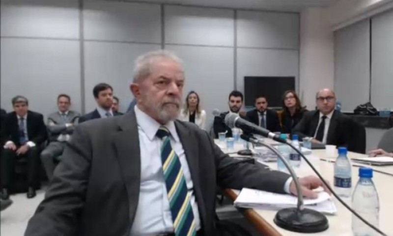 Imagem Ilustrando a Notícia: Defesa de Lula recorre na segunda instância de sentença no caso do triplex