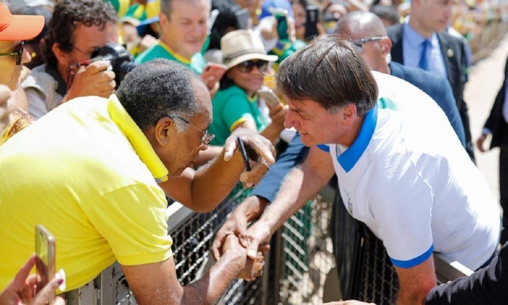Imagem Ilustrando a Notícia: Bolsonaro diz estar ‘bem’ ao confirmar novo teste para terça (17)