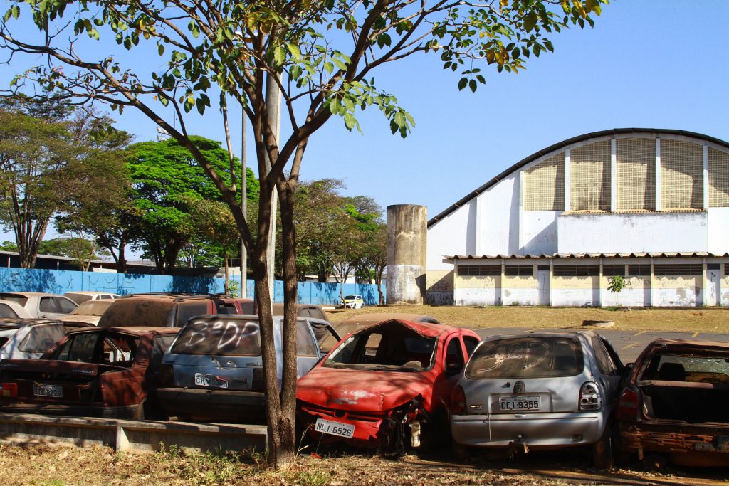 Imagem Ilustrando a Notícia: Cemitério de carros  ocupa região região central de Aparecida