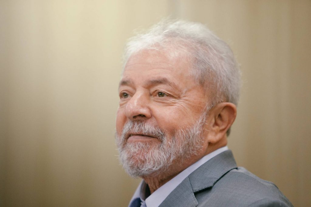 Imagem Ilustrando a Notícia: Após um ano, ex-presidente Lula fala aos jornais pela primeira vez