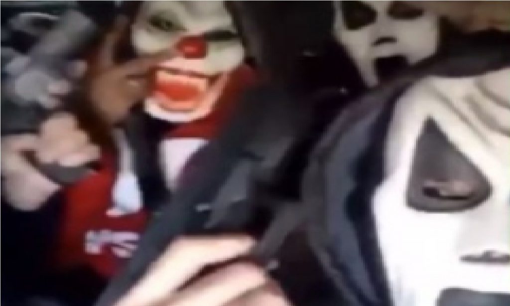 Imagem Ilustrando a Notícia: Grupo mascarado executa homem a tiros e divulga parte do crime nas redes