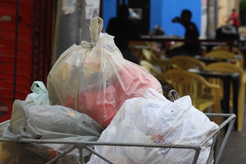 Imagem Ilustrando a Notícia: Retomada da coleta de lixo deixa um rastro de chorume na cidade