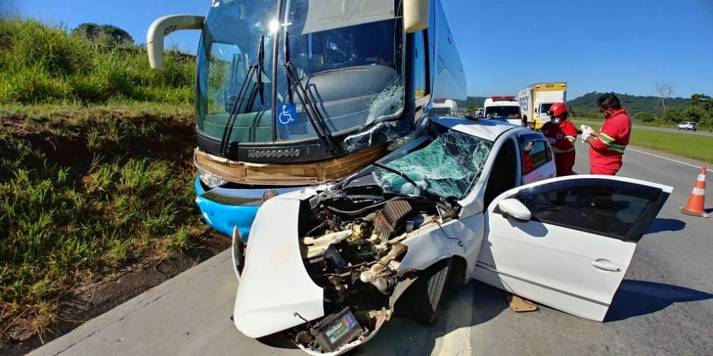Imagem Ilustrando a Notícia: Motorista fica ferido após invadir pista contrária e colidir em um ônibus