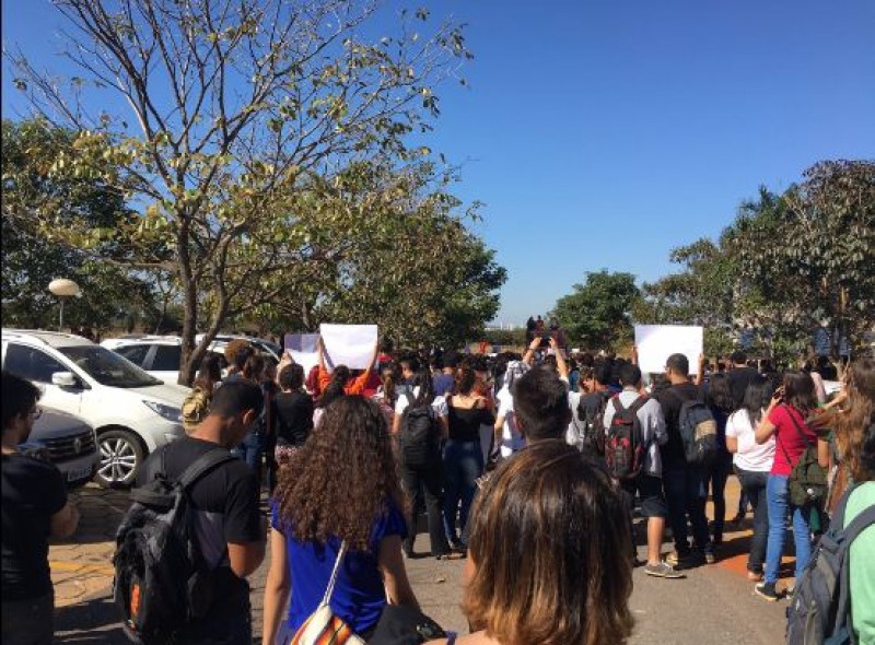 Imagem Ilustrando a Notícia: Estudantes protestam por segurança para as mulheres na UFG