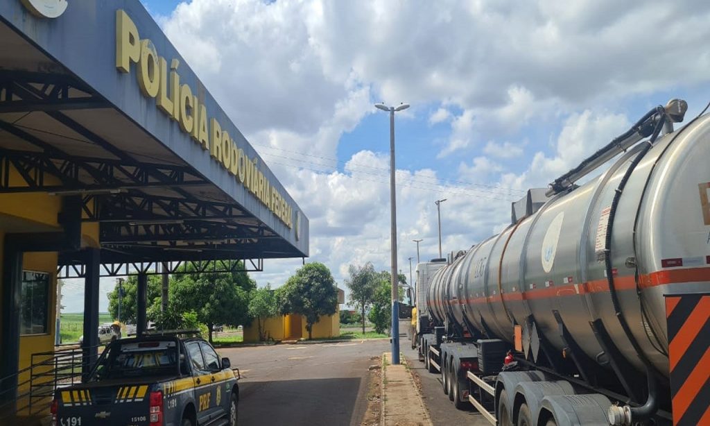 Imagem Ilustrando a Notícia: PRF apreende 49 toneladas de óleo de soja transportado em tanque de combustível