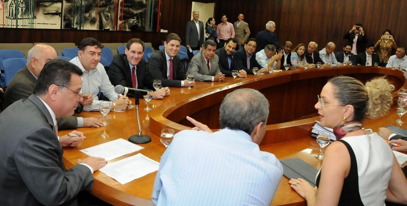 Imagem Ilustrando a Notícia: Governador apresenta medidas de corte de gastos a deputados da base