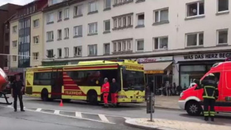 Imagem Ilustrando a Notícia: Ataque a faca deixa um morto e vários feridos em supermercado na Alemanha