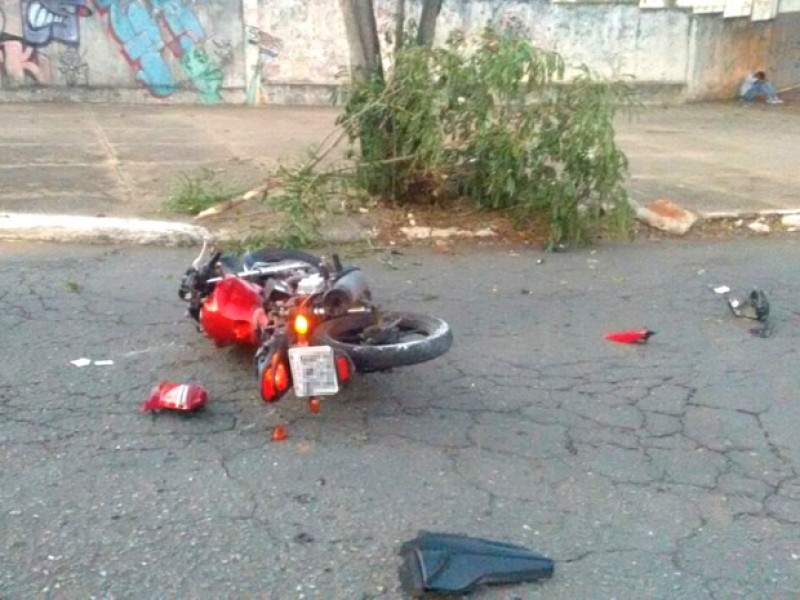 Imagem Ilustrando a Notícia: Menor pega moto escondido e morre ao bater em árvore